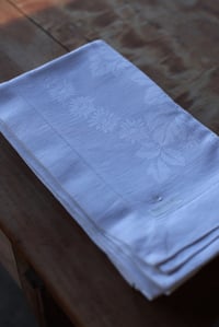 Image 8 of 1 Tischdecke mit Hohlsaum und Chrysantemen, 140x160cm