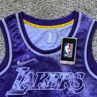 Image 3 of NIKE LEBRON JAMES LOS ANGELES LAKERS 2022/23 SELECT SERIES MEN NBA SWINGMAN BASKETBALL JERSEY MEDIUM
