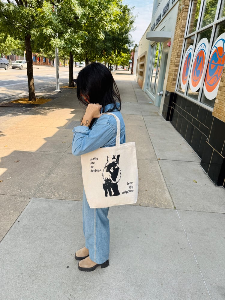 NO BORDERS TOTE Image 2