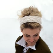 Image of White Woolen Hairband with Cables // Weißes Haarband mit Zopfmuster