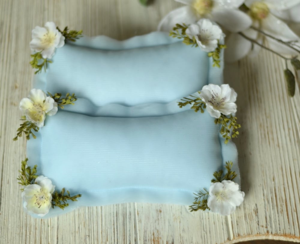 Image of Tulle pillow and flowers