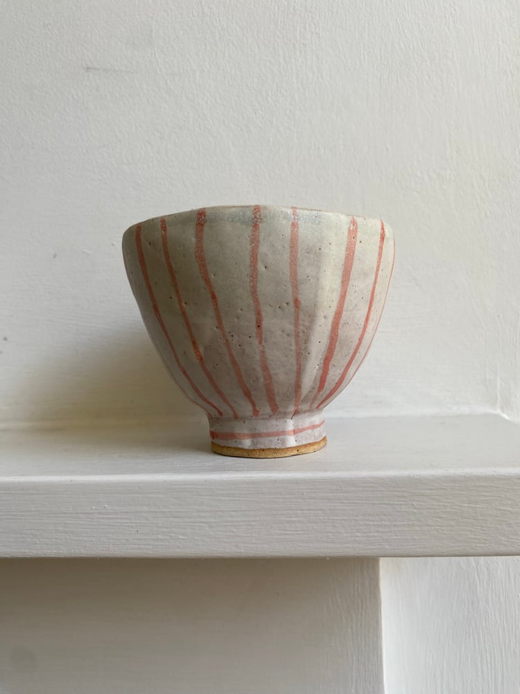 Deep footed bowl linear Image 5