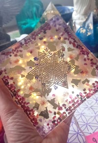Image 5 of 💎 Pyramide-veilleuse Géométrie Sacrée : CRISTAL de Vogel + 9 cristaux illuminés par ses leds
