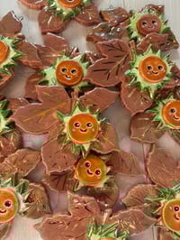 Image 4 of Cute conker and leaf 