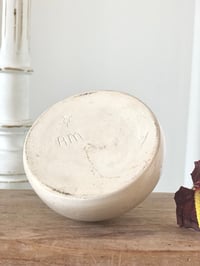 Image 5 of Petit vase signé beige