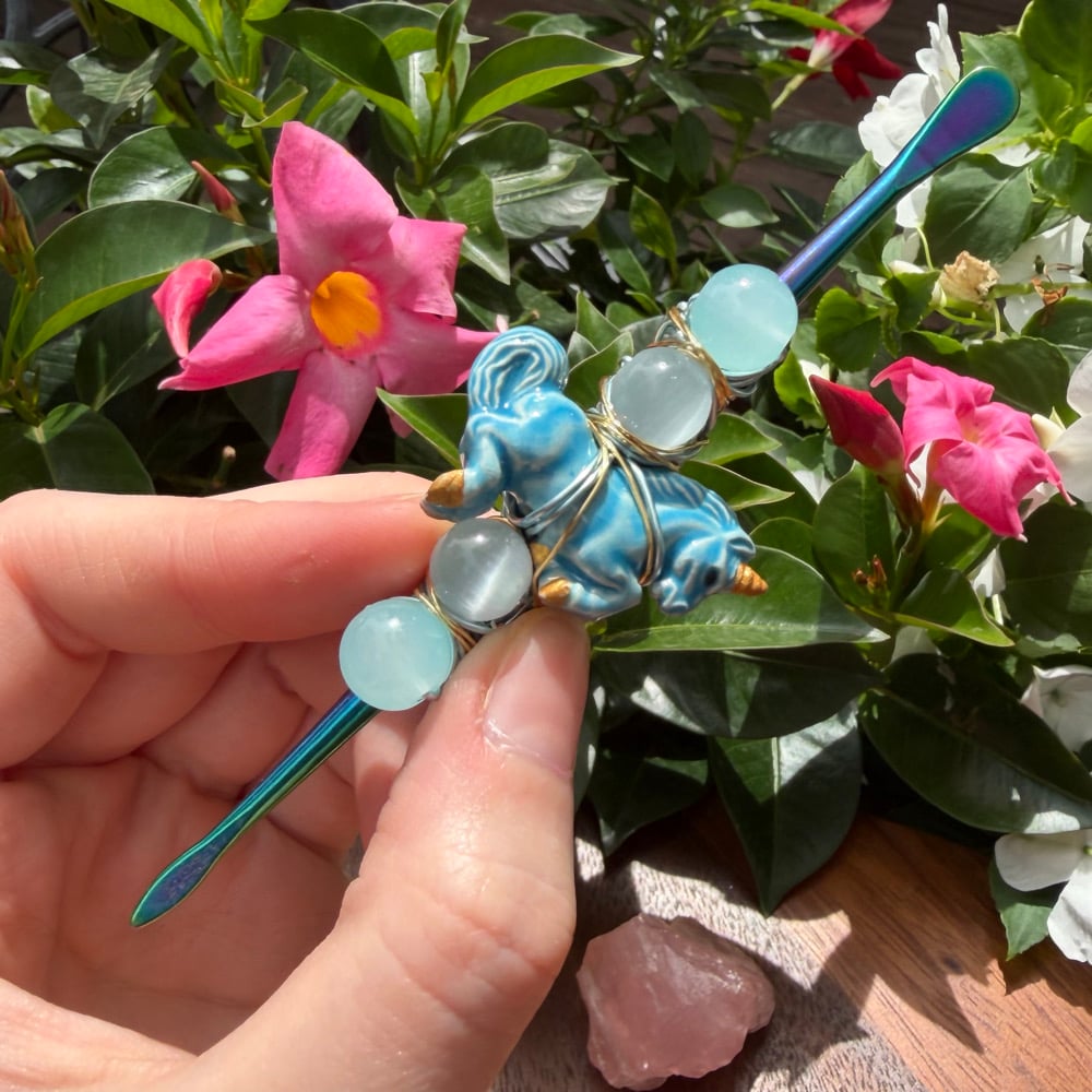 Image of blue carousel dab tool