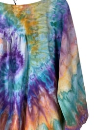 Image 8 of M Cotton Woven Forager Top in Tropical Spiral Ice Dye