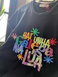 Image 3 of Camiseta bordada a man. HAI UNHA GALEGA NA LÚA negra. VARIAS TALLAS.