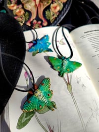 Image 5 of Wisiorek z magiczną ćmą ✨🧚🏻‍♂️