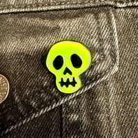 Image 3 of Skull Pin 1”/25mm (Glow in the Dark)