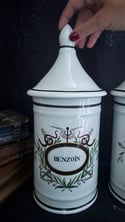 Très grand pot d’apothicaire, de la fin du XIXème siècle, porcelaine peinte: benzoin