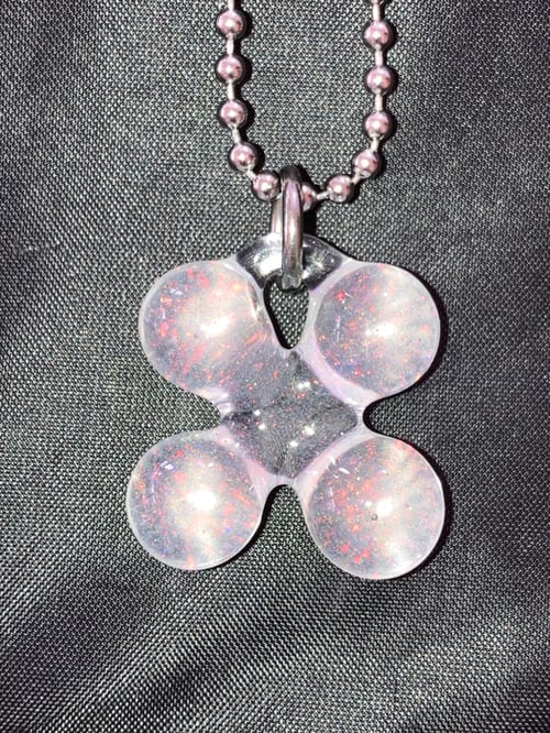 Image of fine crushed opal clover