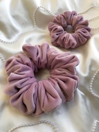 Image 7 of SCRUNCHIE OVERSIZED LILY/LILIA