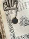 Superbe pendentif en argent guilloché, émail gris, poinçon charançon, XIXème siècle