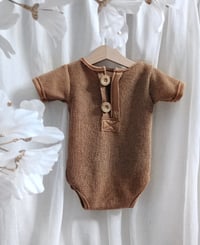 Image 1 of Photoshooting boys bodysuit Patrick - camel | photo props | 12 months