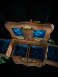 Image 3 of Incroyable coffre à bijoux, en bois sculpté, dite Forêt Noire, soie bleue, fin du 19ème s.