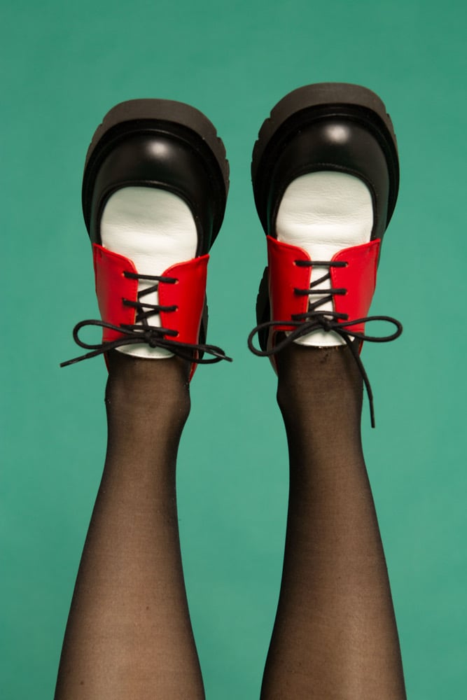 Image of Zapato Creeper de Piel Blanco, Rojo y Negro