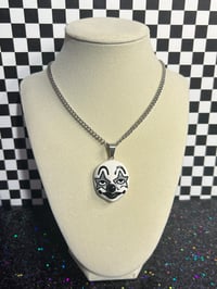 Rocky chain (monochrome version)