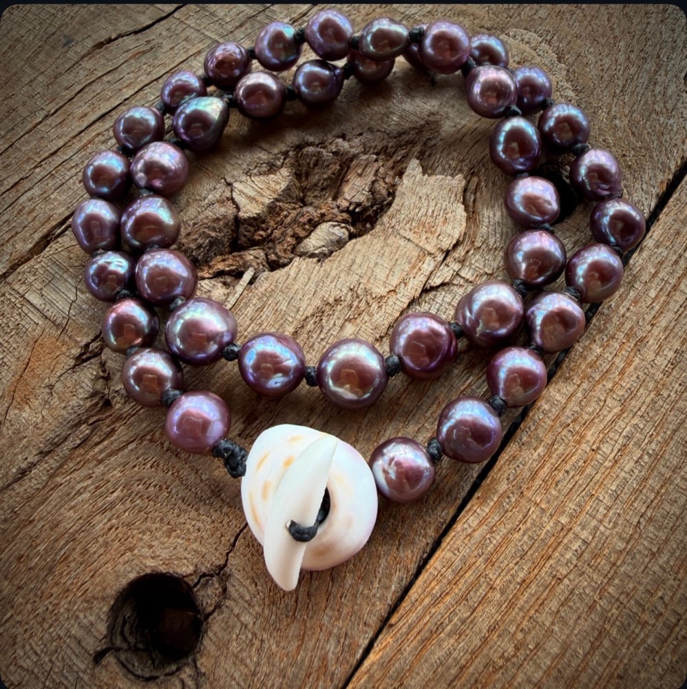 Image of Hand knotted Edison pearl necklace with purple puka shell clasp 19 inch