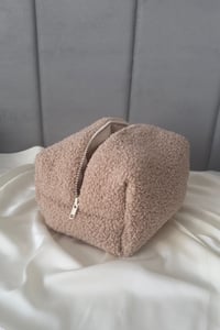 Image 3 of Kosmetyczka Baranek Beige w rozmiarze MIDI