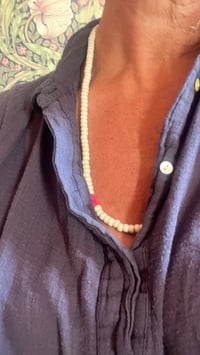 Image 3 of collier blanc 🤍🌺corail 