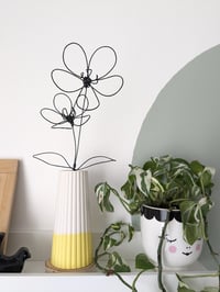Image 1 of Grand vase fond jaune
