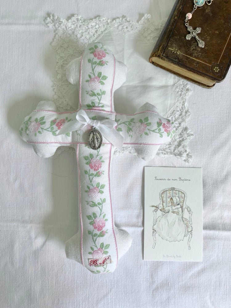 Image of croix en tissu et galon de berceau ancien 
