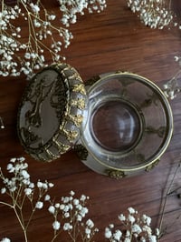 Image 5 of Magnifique boîte ronde en cristal texturé et laiton doré, de style empire, fin XIXe.