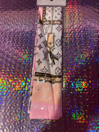 White and pink twilly