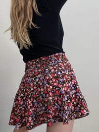 Image 4 of Floral shorts skirt // 38