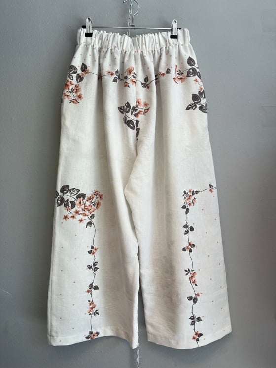 Image of Oversize pants with flowerprintet   (xs-xxl)