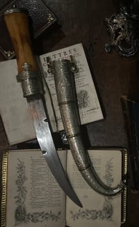 Image 9 of Poignard traditionnel ancien dit Koummya, métal argenté, bois blond.Fin du XIXème siècle