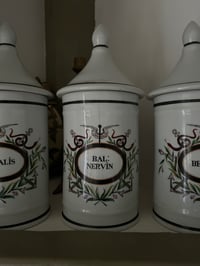 Image 2 of Très grand pot d’apothicaire, de la fin du XIXème siècle, porcelaine peinte: Bal: Nervin