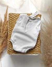 Image 2 of Photoshooting newborn boys bodysuit Robbie| light gray
