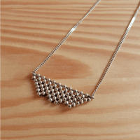 Image 2 of Collier vagues tissé en argent "Pixel"