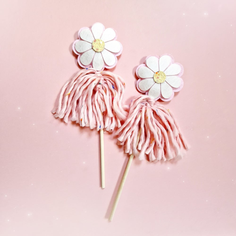 Image of TENNER TUESDAY Flower Daisy Wand. 