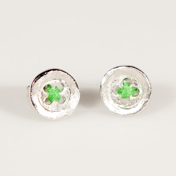 Image of Oorknoopjes/oorbellen plat met groene draad, zilveren juwelen Antwerpen