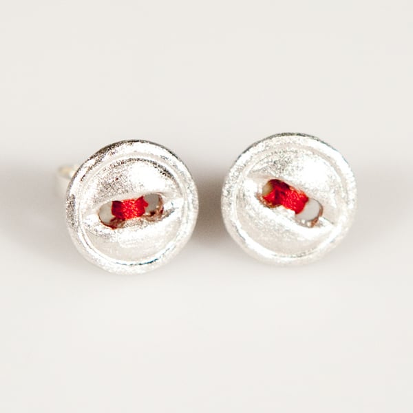 Image of oorbellen met groefje en rode draad, juwelen te Antwerpen, zilver