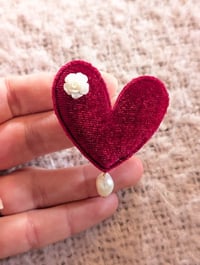 Broche coeur rouge velours perle de culture 