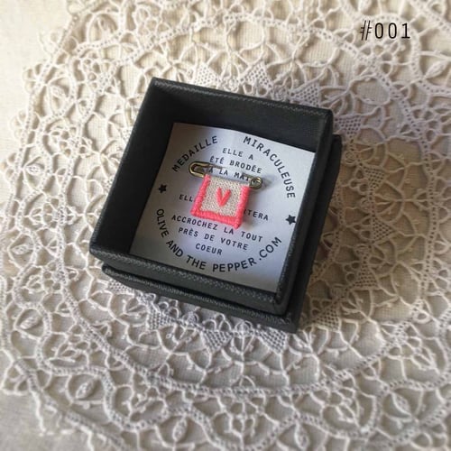 Image of Broche "Médaille Miraculeuse" (Multicolore)