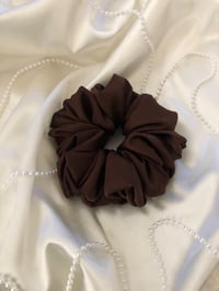 Image 10 of SCRUNCHIE OVERSIZED CHOCOLATE/CZEKOLADA