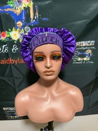 Image 3 of Queen bling Bonnet straight in bed 