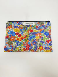 Image 1 of Pochette à livre LA LECTRICE Liberty margaret bleu rouge jaune