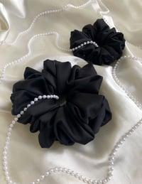 Image 6 of SCRUNCHIE OVERSIZED BLACK/CZARNY