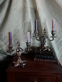 Image 1 of Magnifique paire de chandeliers en bronze plaqué argent, style rocaille, fin XIXème siècle