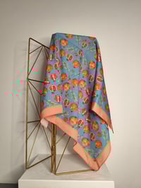 Image 1 of PAÑUELO 70 x 70 SEMISEDA GRANADAS CELESTE