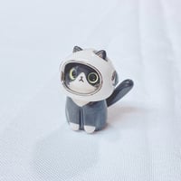 Image 2 of Discount price Tuxedo cat with astronaut helmet ceramic figurine white gold version