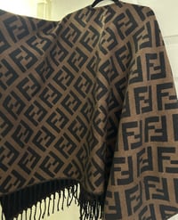 Image 4 of Fèndi Poncho