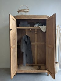 Image 2 of L'ARMOIRE PARISIENNE 