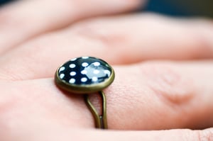 Image of Bague 'les pois' cabochon illustration sous verre